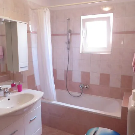 Apartman Sara *