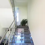 Sara 普拉